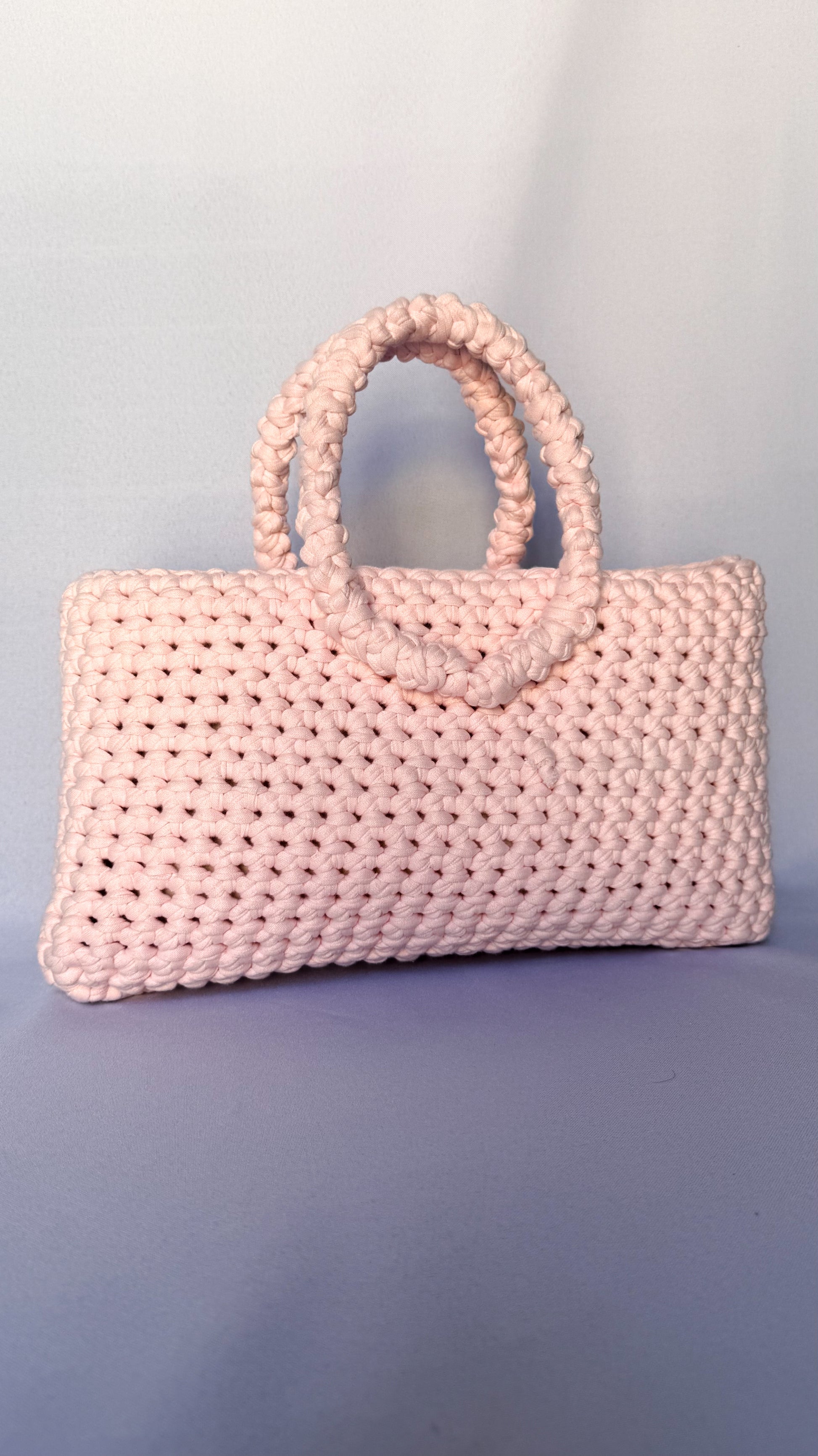 Sac à main en crochet rose poudrée