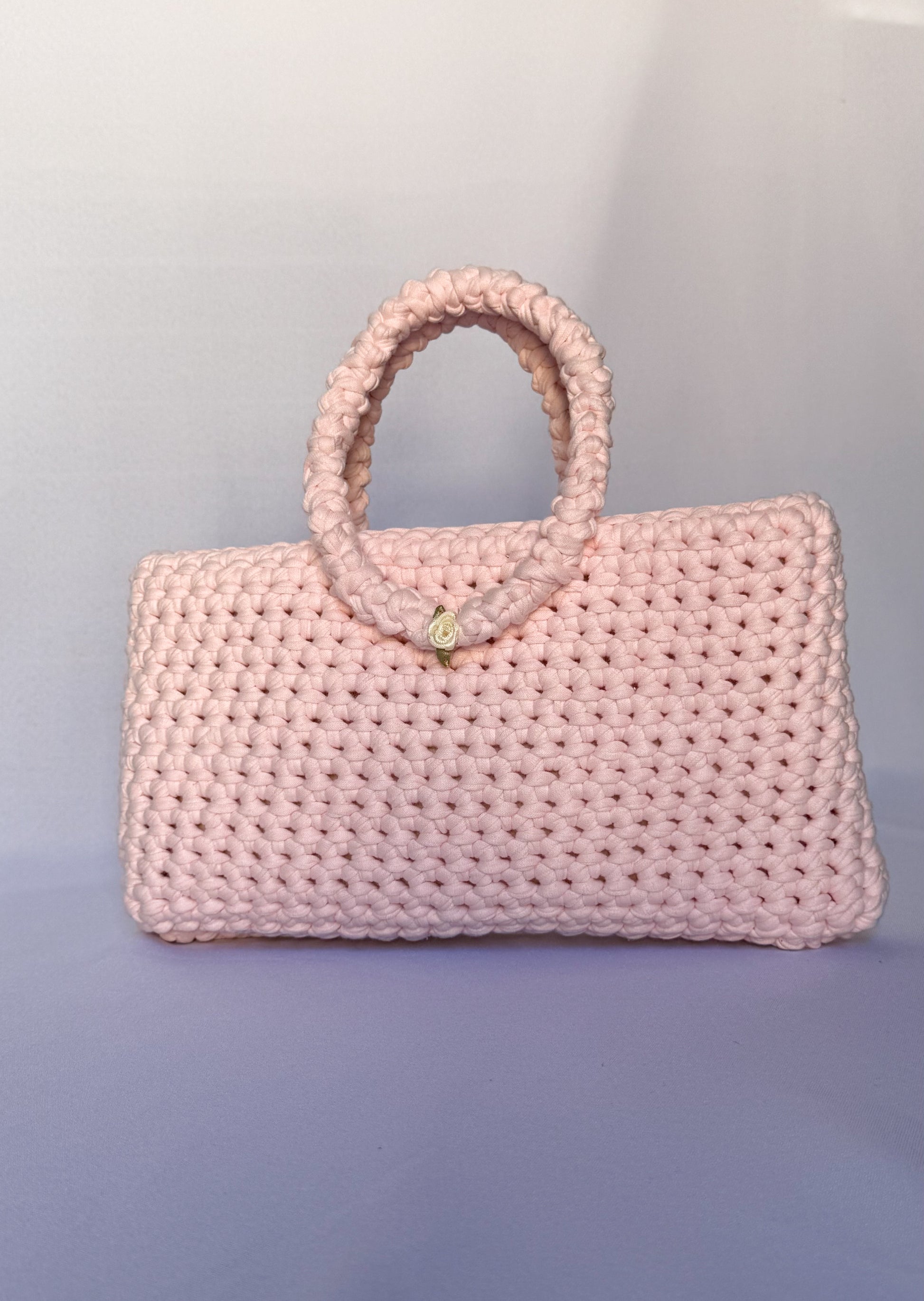 Sac à main en crochet rose poudrée
