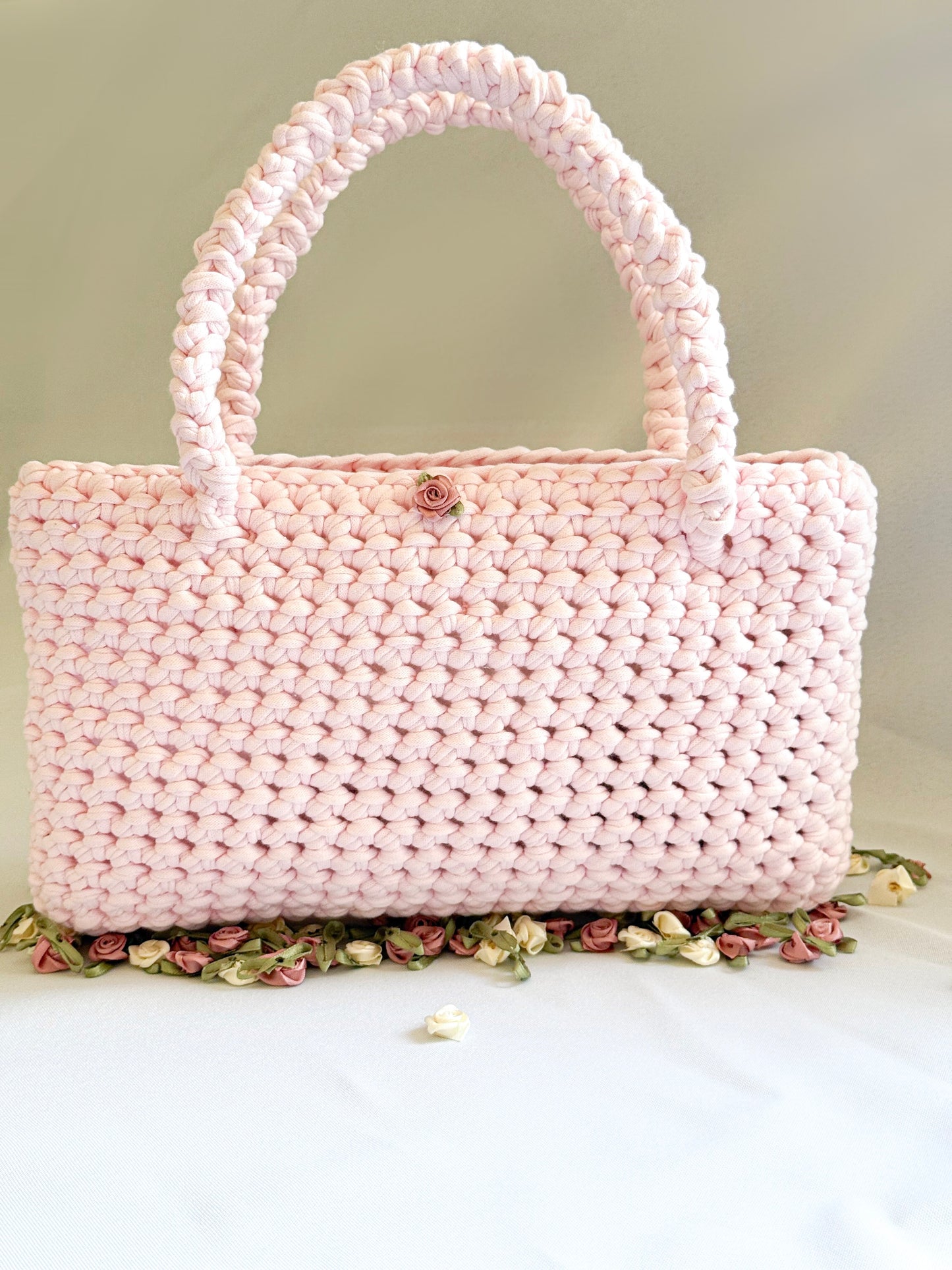 Sac à main en crochet rose poudrée
