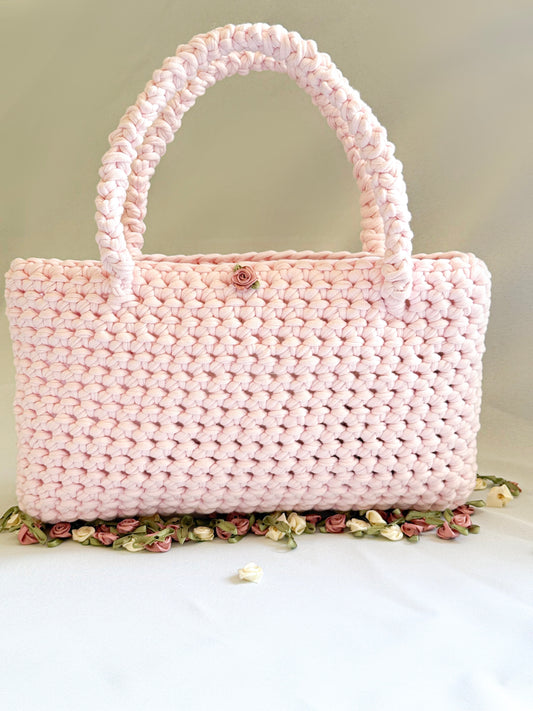 Sac à main en crochet rose poudrée