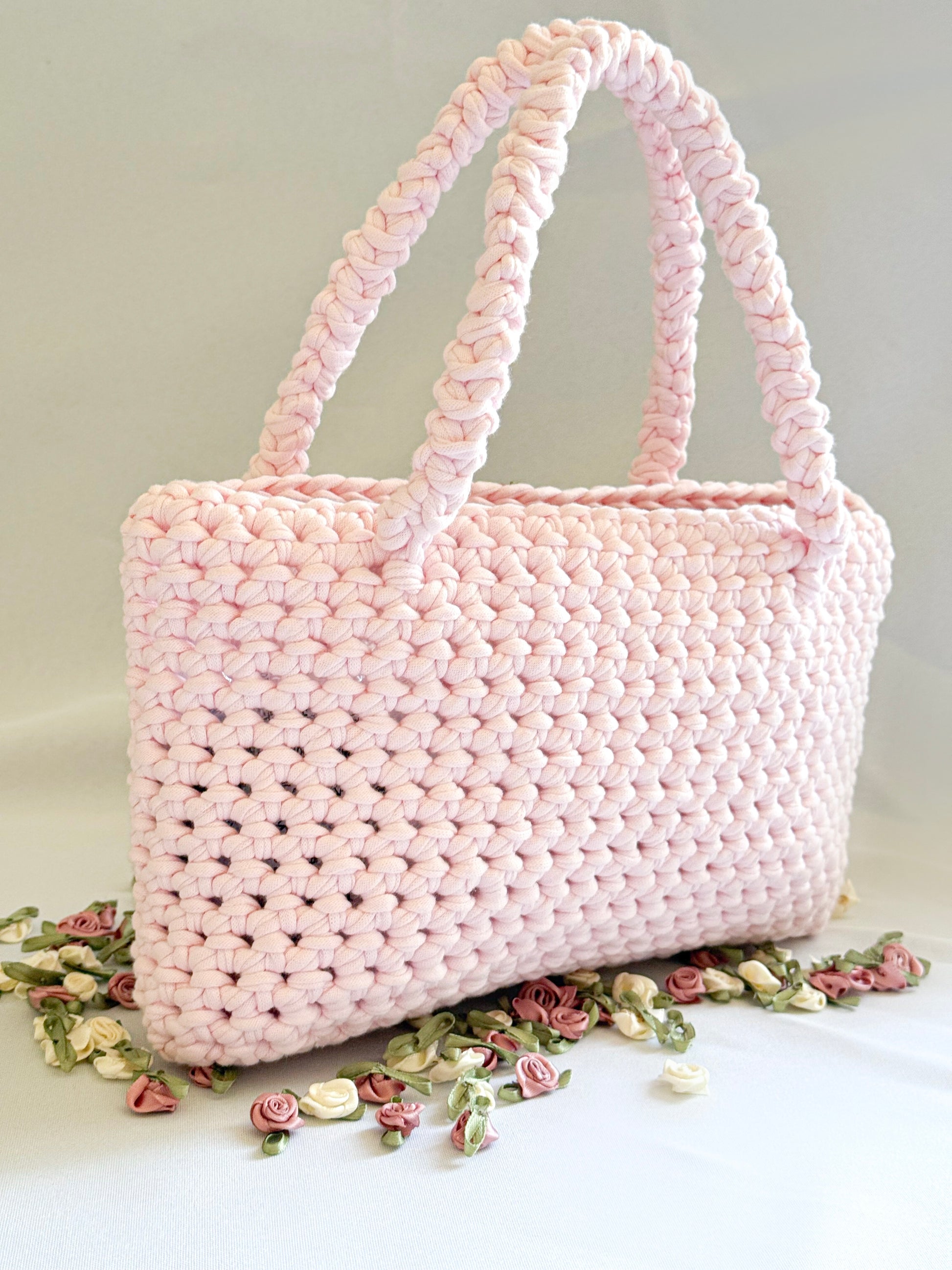 Sac à main en crochet rose poudrée