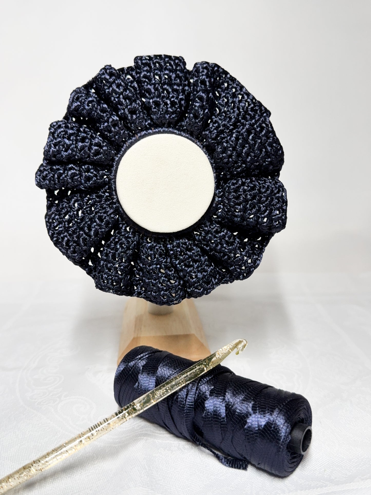 Chouchou de luxe en satin noir crocheté à la main - Collection Satin Bloom Maison Héralöra