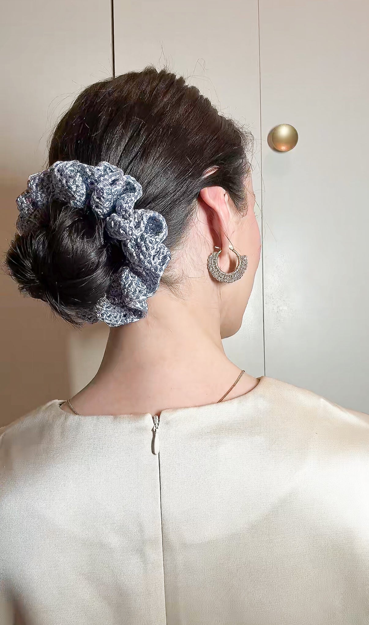 Coiffure chic avec chouchou gris satiné fait main sur un chignon - Accessoire cheveux luxe