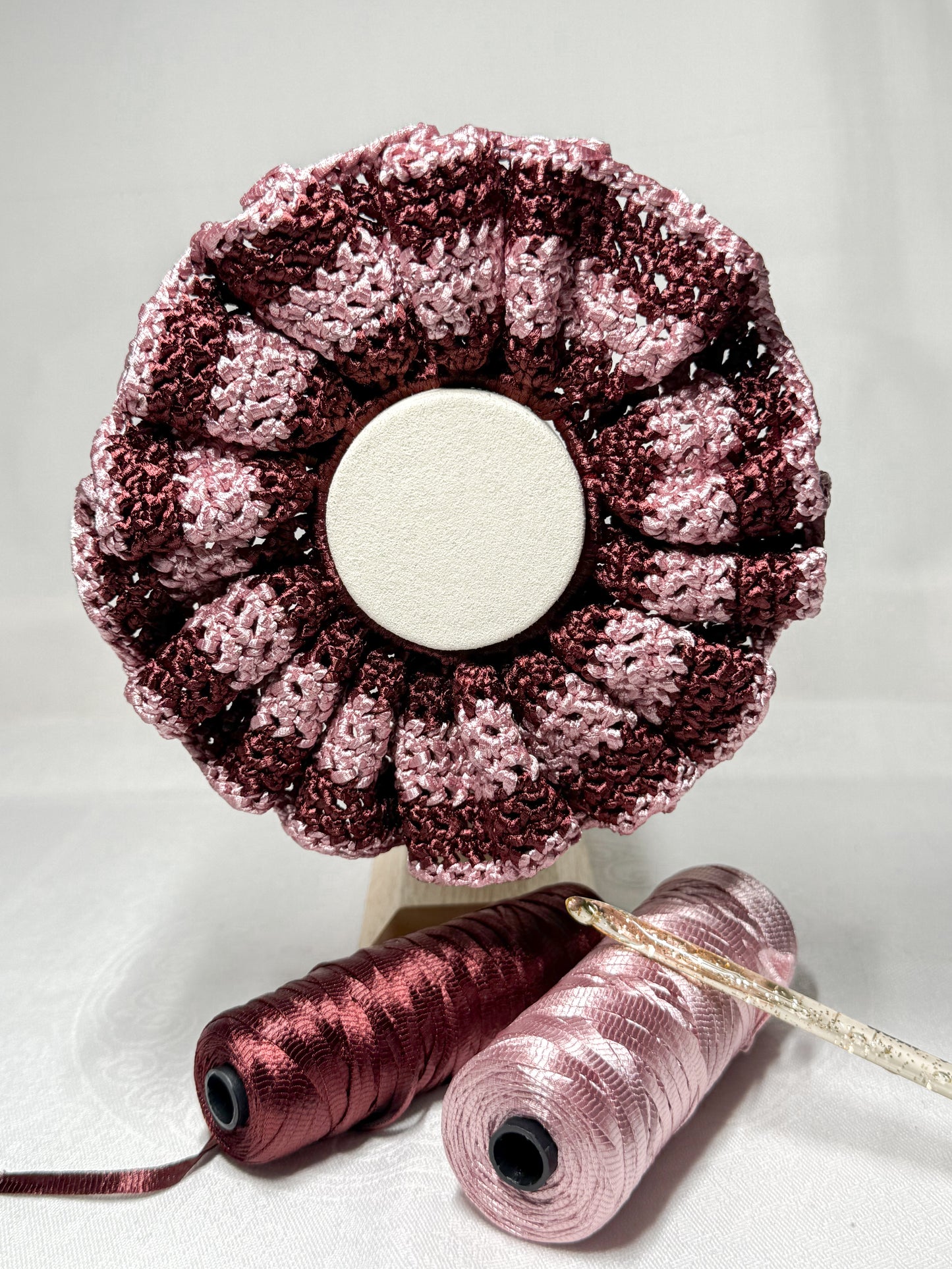 Chouchou en satin rose bordeaux en crochet 