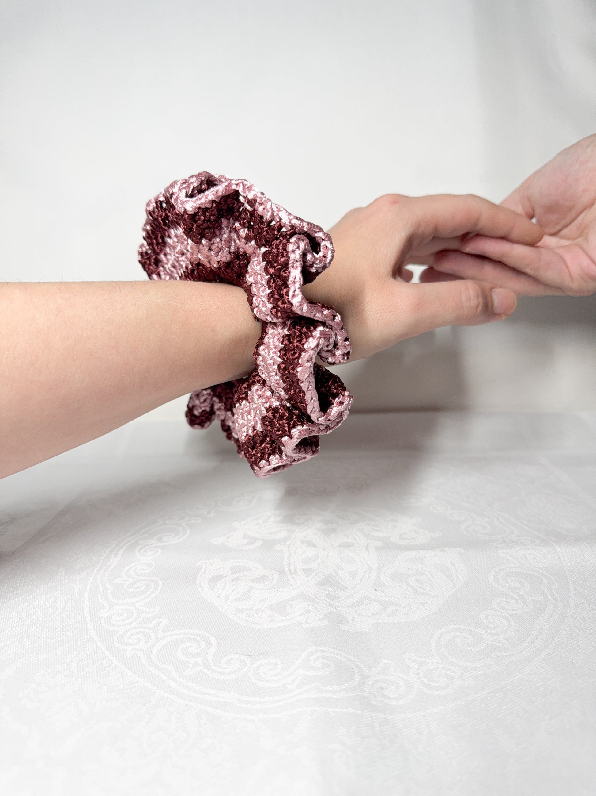 Chouchou en satin rose et bordeaux en crochet fait main 